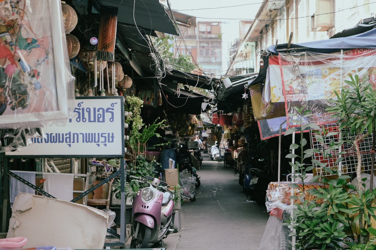 Alley in Talat Noi district in Bangkok